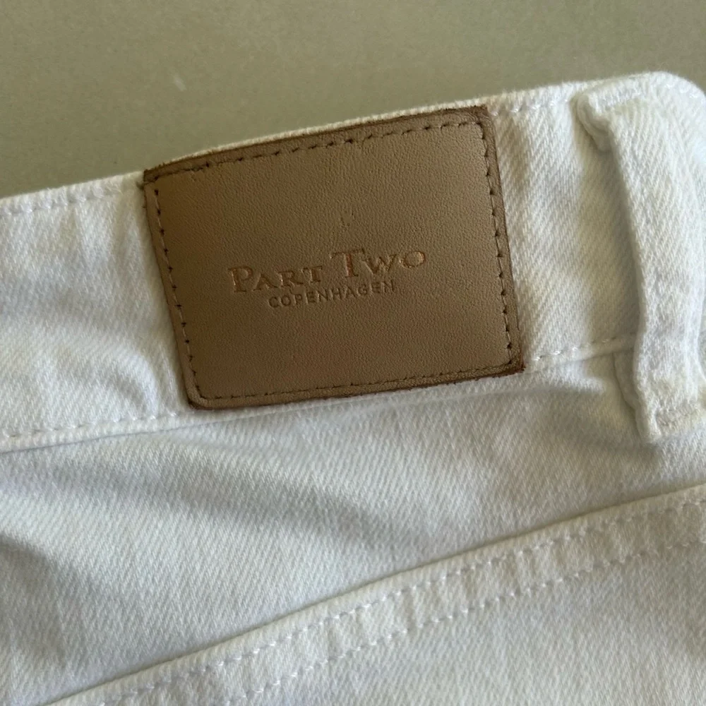 Elegant White Mini Skirt for Women. Size 36 - Picture 6 of 8